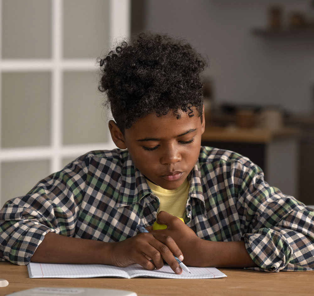 Garçon faisant ses devoirs