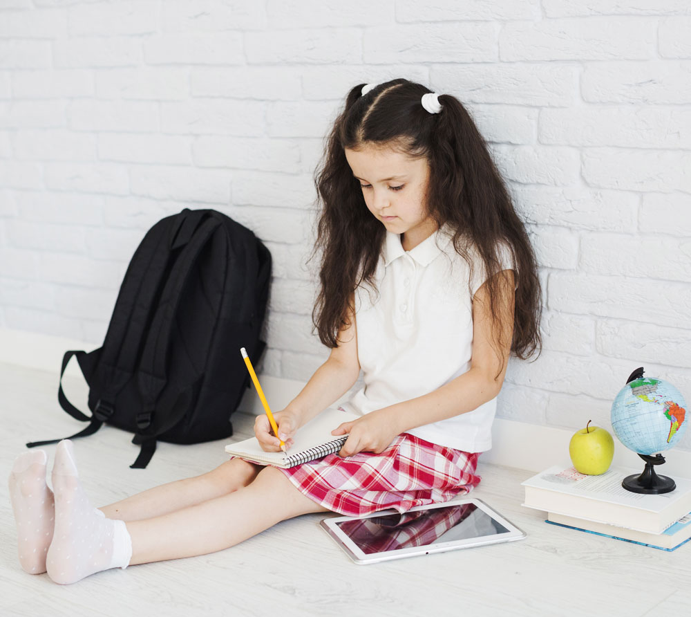 Fillette faisant ses devoirs