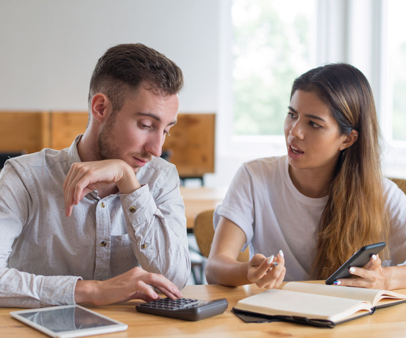 Etudiants faisant leurs devoirs de maths