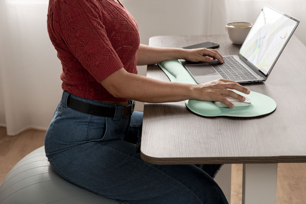 Garçon faisant ses devoirs