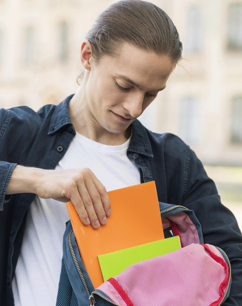 lycéen rangeant son cahier