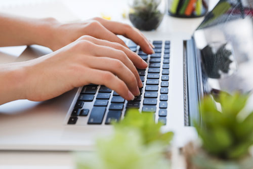 Garçon faisant ses devoirs