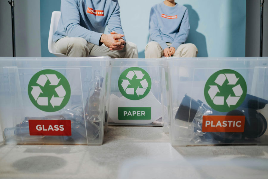 trois poubelles de tri