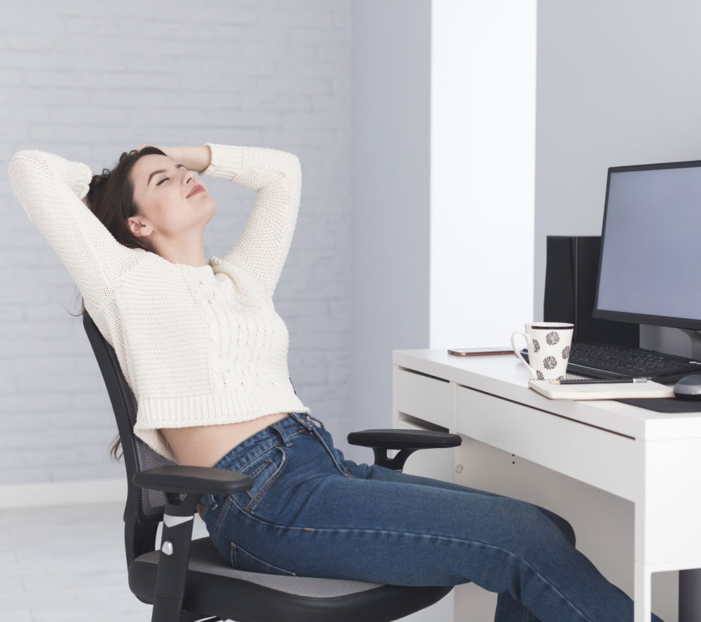 femme se reposant sur son siège