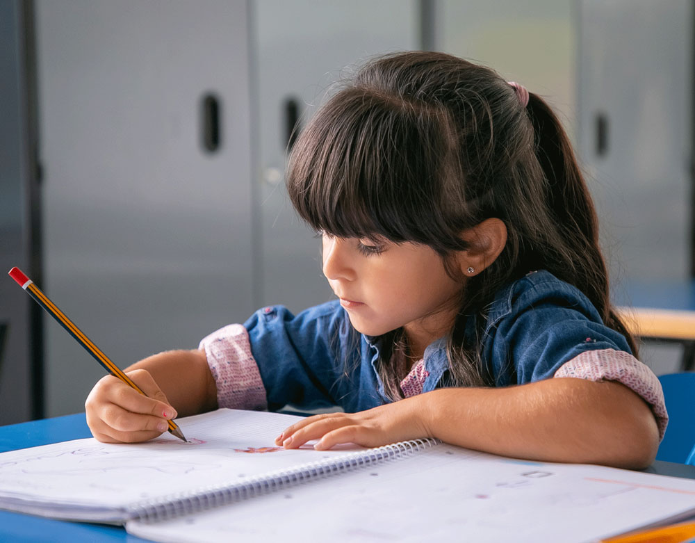 Petite fille avec son cahier