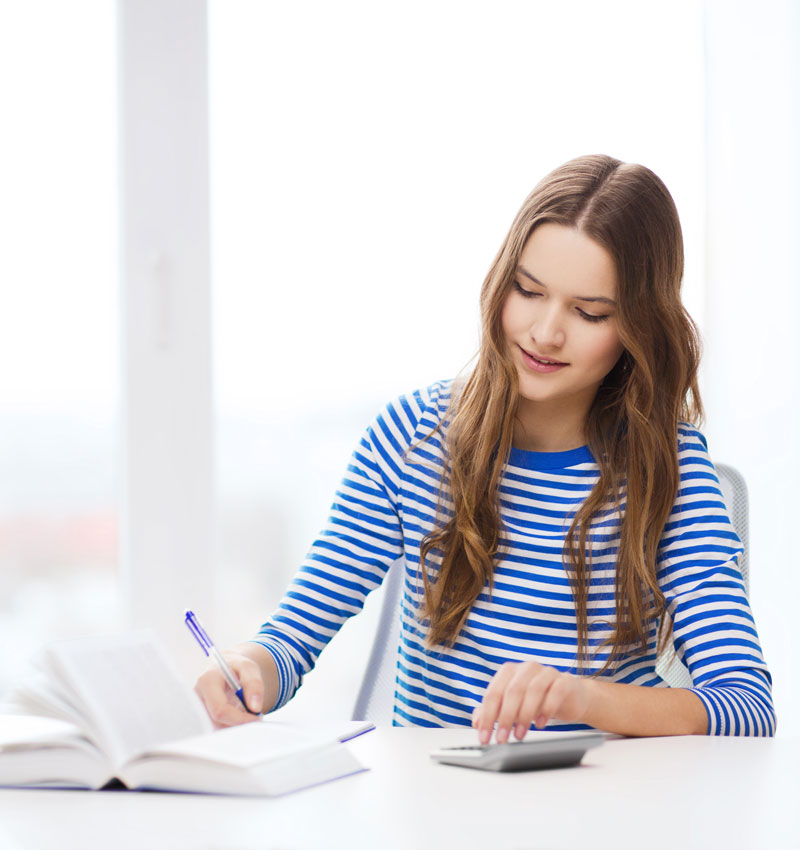 Lycéenne faisant ses devoirs de maths