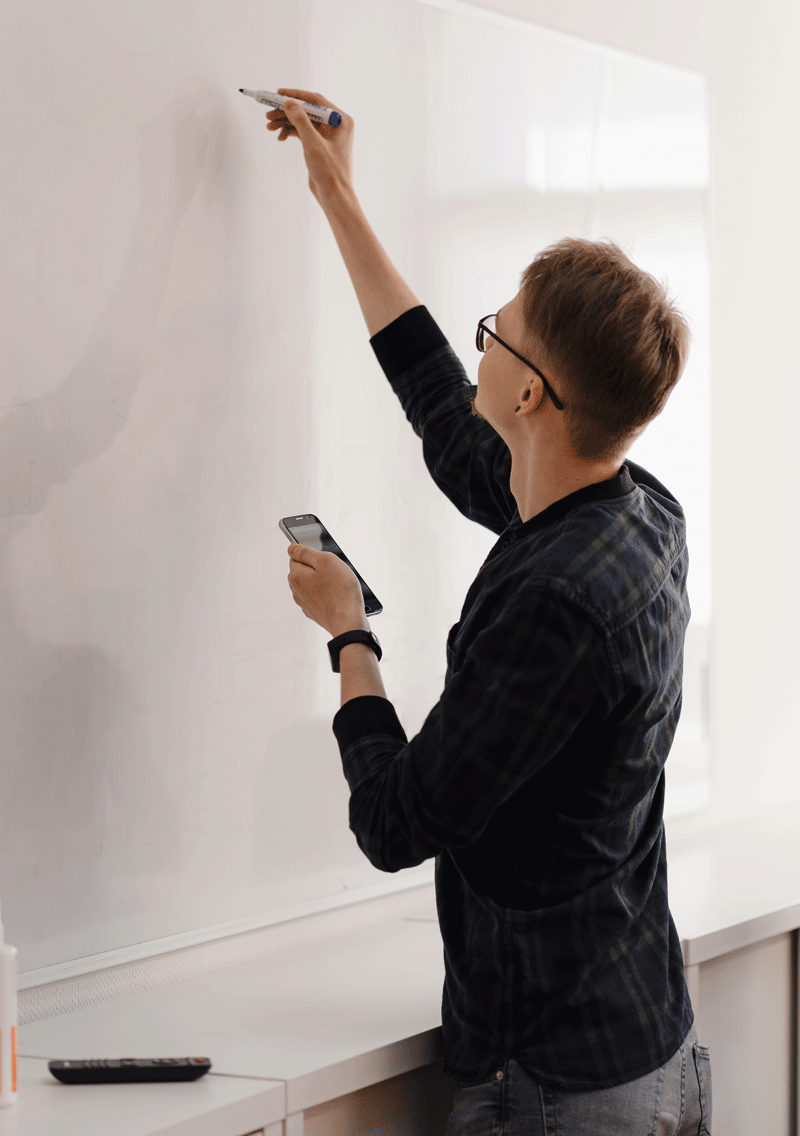 étudiant au tableau blanc