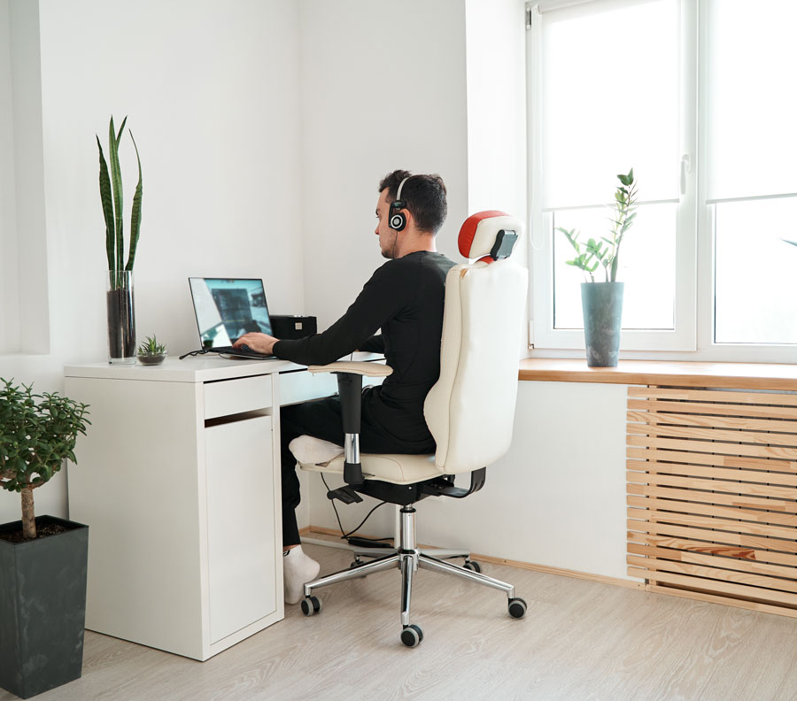 homme en télétravail avec un siège ergonomique