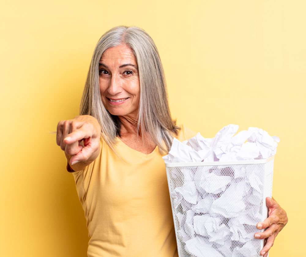 Femme avec corbeille à papier
